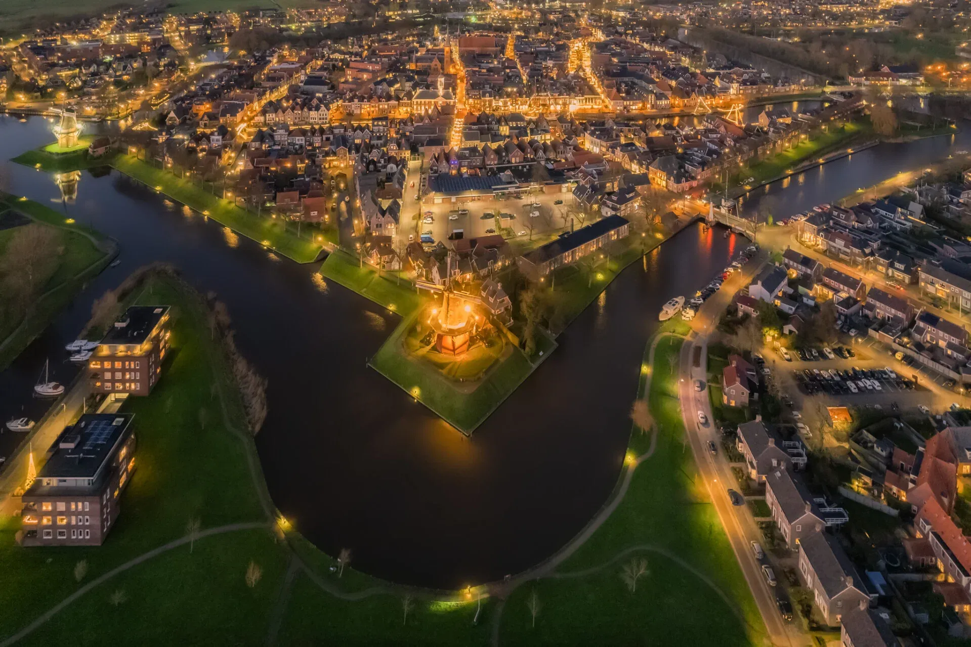Luchtfoto in de avond van de binnenstad van Dokkum, met de stervormige bolwerken, grachten en molen