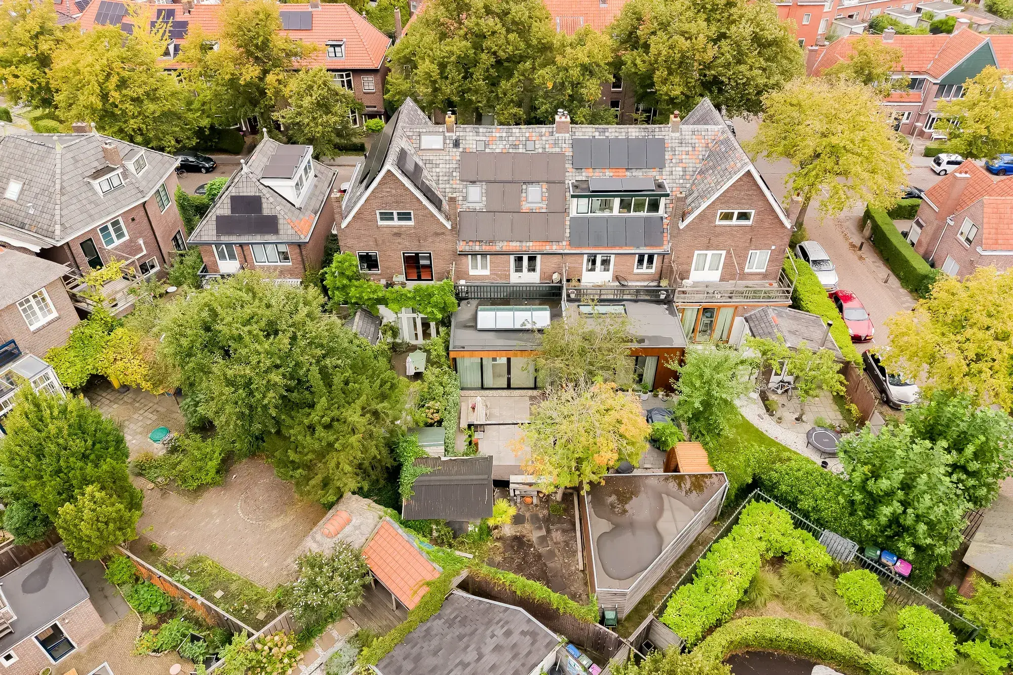 Luchtfoto van vooroorlogse woningen met pannendaken en achtertuinen