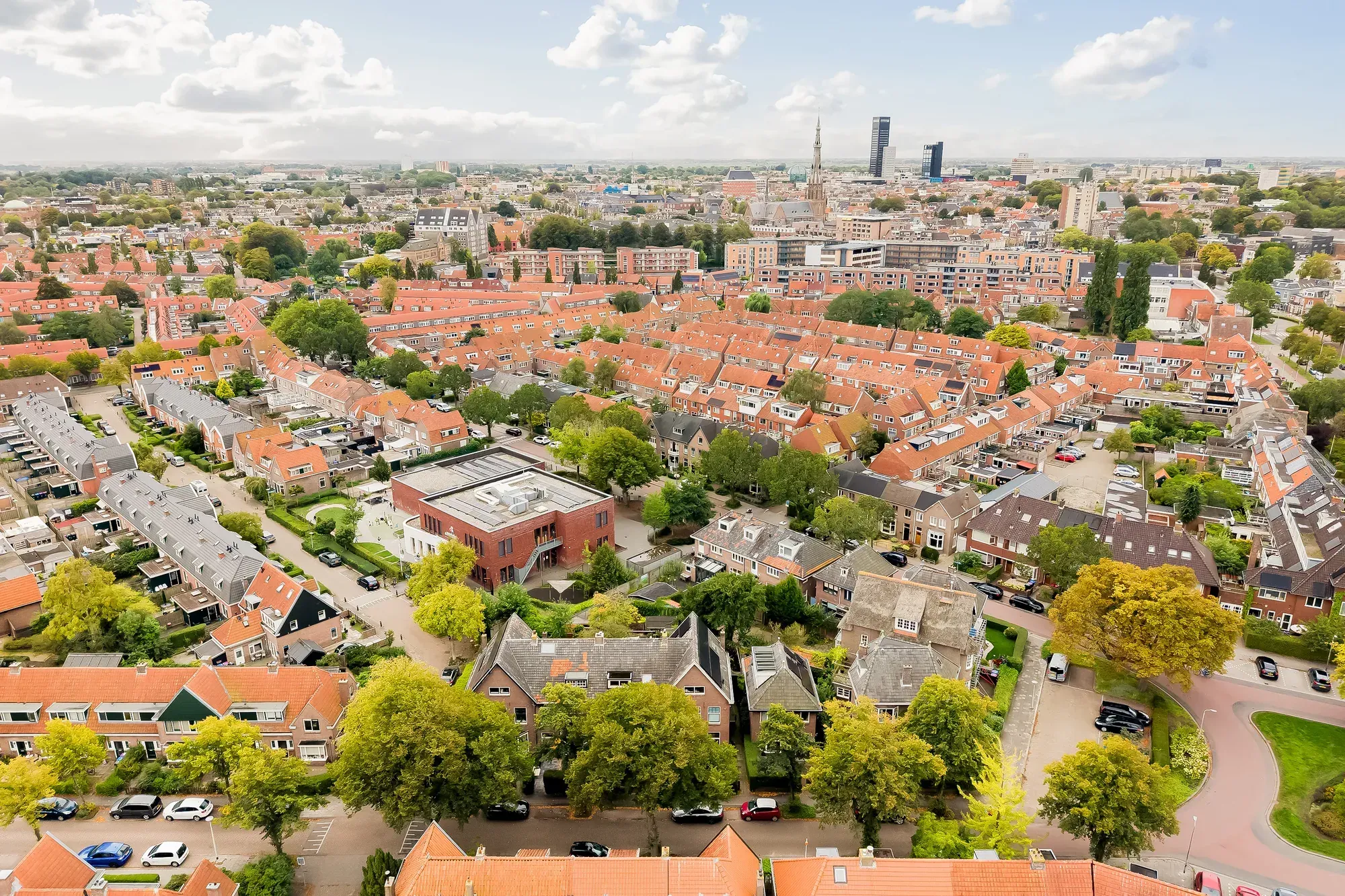 Luchtfoto van de binnenstad van Leeuwarden met vooroorlogse woonwijken