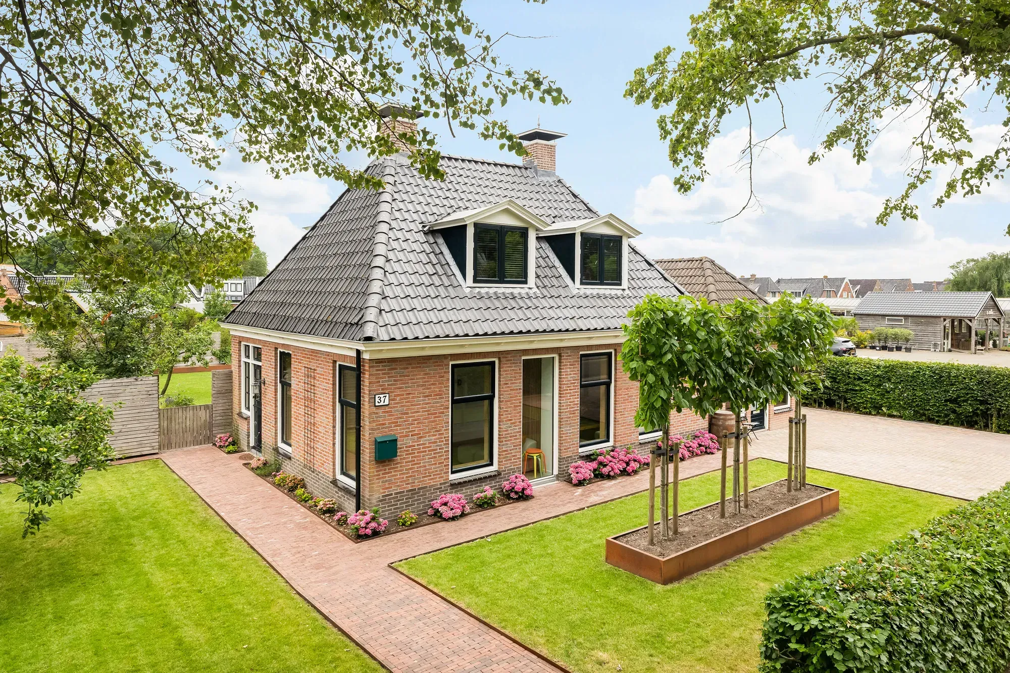 Vrijstaande Friese woning met pannendak en tuin, in heel Friesland, Groningen en Drenthe komen we aan huis