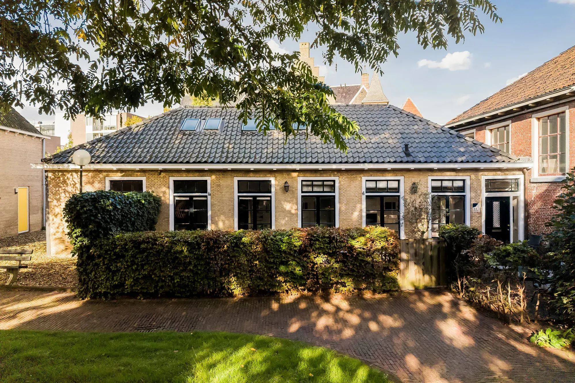 Vooroorlogse woning met pannendak en voortuin